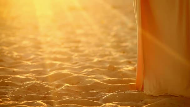 Junge verführerische Frau bei Sonnenuntergang große Füße ist langsam sexy gelben Sand — Stockvideo
