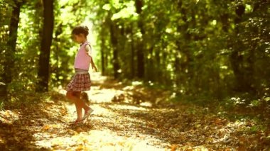 genç kız vahşi sonbaharda oynarken orman tarafında yürüyüş