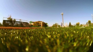 Çocuk koşu bandı Stadyumu güneş güneşli gün sağlıklı yaşam üzerinde çalışan genç sporcu atlet