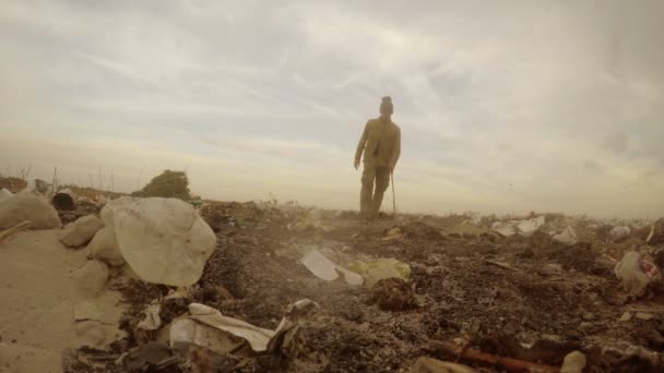 Werklozen dump dakloze vuile uitziende man voedselafval in een stortplaats sociale video — Stockvideo