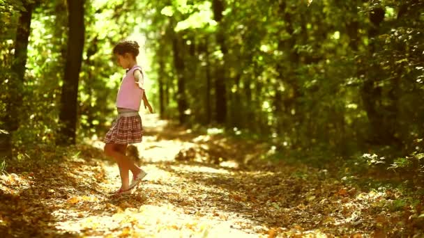 Έφηβος περπάτημα κοριτσιών στην δασική πλευρά που παίζει το φθινόπωρο άγρια — Αρχείο Βίντεο