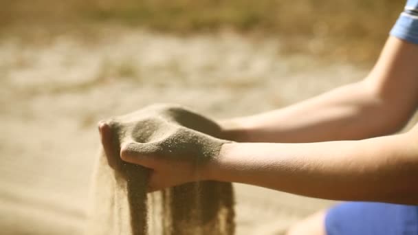 Teen big hand boy pours sand symbol time desert — Stock Video