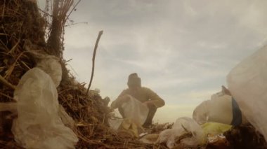 İşsiz Adam evsiz kirli görünümlü Gıda Atık düzenli depolama sosyal video dökümü