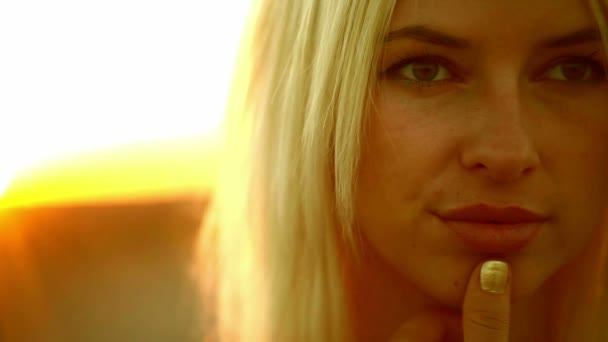 Jeune fille séduisante femme souriant au coucher du soleil sexy jaune désert sable fond jaune — Video