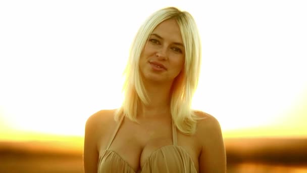 Молодая девушка соблазнительная женщина улыбается на закате сексуальный желтый песок пустыни желтый фон — стоковое видео