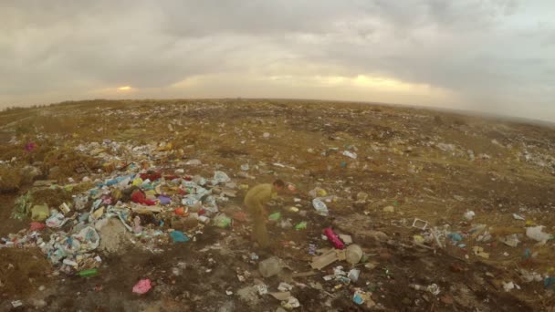 Disoccupati discarica senzatetto sporco cercando rifiuti alimentari in discarica uomo sociale video — Video Stock