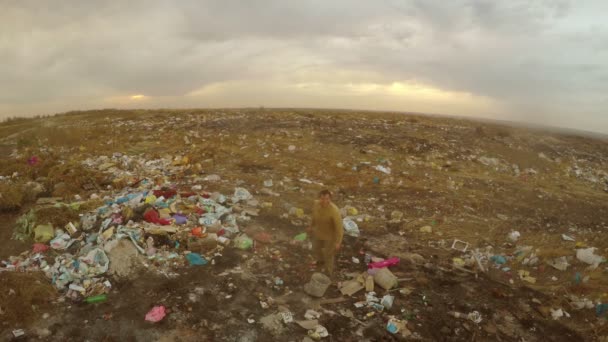 Безработные бросают бездомных грязно выглядящих пищевых отходов на свалке социального мужчины видео — стоковое видео
