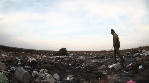 Discarica disoccupati senzatetto sporco cercando rifiuti alimentari in un uomo discarica video sociale — Video Stock