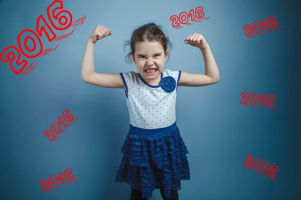 Ein Mädchen von sieben europäischem Aussehen Brünette traurige Sache hält fin — Stockfoto