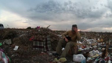 adam işsiz evsiz Gıda Atık dökümü çöp sosyal videoda seyir kirli