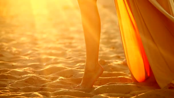 Jeune grande jambes séduisante silhouette fille sexy femme se développe au coucher du soleil jaune désert sable fond jaune — Video