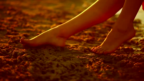 Giovane ragazza grande gambe seducente silhouette donna sexy si sviluppa al tramonto giallo deserto sabbia giallo sfondo — Video Stock