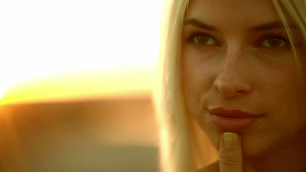 Giovane ritratto seducente ragazza donna sexy sorridente al tramonto giallo deserto sabbia giallo sfondo — Video Stock