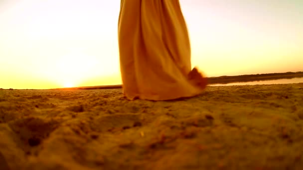 Молодая собирается портрет соблазнительная девушка сексуальная женщина улыбается на закате желтый песок пустыни желтый фон — стоковое видео