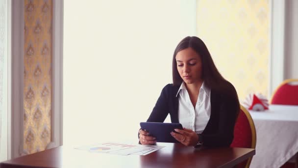 Jong meisje zakenman verre werk waarop de tablet op de tabel freelance grafisch documenten vrouwelijke freelance — Stockvideo