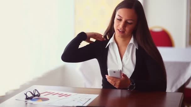 Jovem empresário executando trabalho distante em tablet na mesa documentos gráficos freelance feminino freelance — Vídeo de Stock