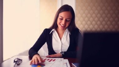 bir kafe iş Serbest freelancer kız gözlük kalkınma stratejisi ile bir dizüstü bilgisayar üzerinde çalışan kadın işadamı