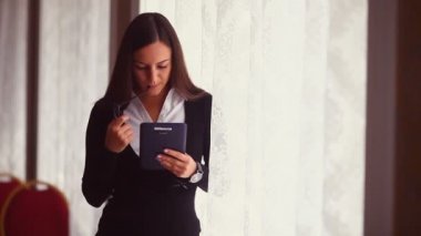 işadamı çalışan kadın telefon kafe tablet toplantı iş arka plan çalışma grubu konuşuyor.