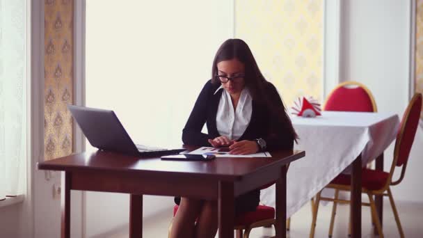 Empresário lateral mulher sentada no café menina trabalhando distante trabalho no tablet na mesa freelance documentos gráficos feminino freelance — Vídeo de Stock