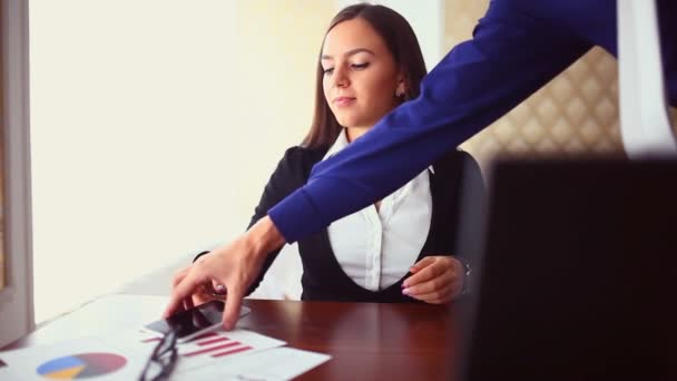 Hombre de negocios freelance mujer sentado en la cafetería chica trabajando distante trabajo en la tableta en la mesa freelance gráficos documentos mujer — Vídeos de Stock