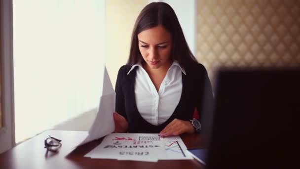 Hombre de negocios mujer freelance sentado en la cafetería chica trabajando distante trabajo en la tableta en la mesa freelance documentos gráficos mujer — Vídeos de Stock