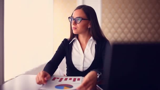 Bir kafe iş Serbest freelancer kız gözlük kalkınma stratejisi ile bir dizüstü bilgisayar üzerinde çalışan işadamı kadın — Stok video