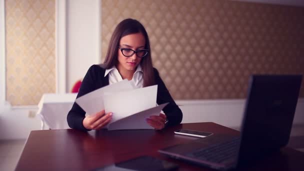 Empresário mulher trabalhando em um laptop em um café Business menina freelance com estratégia de desenvolvimento de óculos — Vídeo de Stock