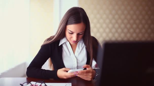 Hombre de negocios mujer que trabaja en un ordenador portátil en un café Negocio freelance chica con gafas de desarrollo estrategia de teléfono — Vídeo de stock