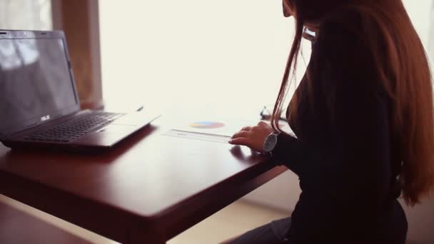 Café zakenman werkende vrouw op een laptop in een Business strategie voor de ontwikkeling van de freelance meisje — Stockvideo