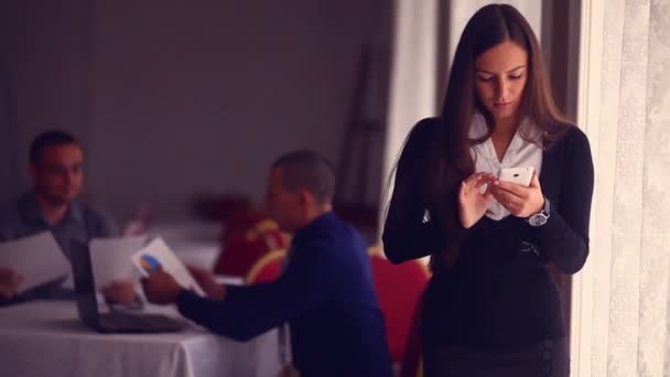 Üzletember működő kávézó nő beszél a telefon-ban háttér munkacsoport üzleti találkozó — Stock videók