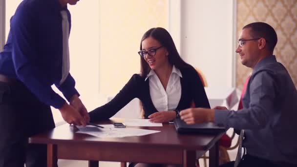 De sentarse en la cafetería reunión de negocios grupo freelance desarrollo de la estrategia — Vídeos de Stock