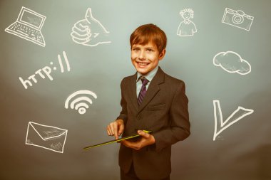 online sosyal m tablet işadamı ile genç çocuk inceliyor