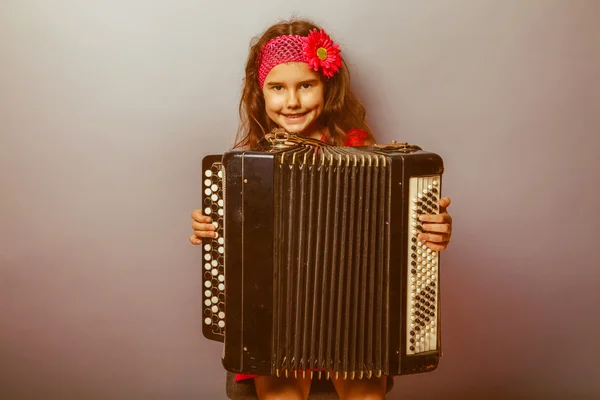 Ragazza sette anni di aspetto europeo con un chi dai capelli luminosi — Foto Stock