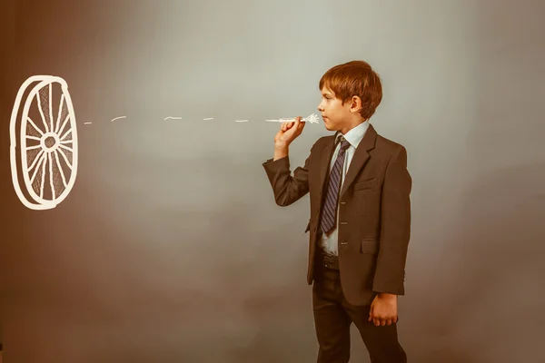Adolescente chico de negocios lanzando dardos en un dardo blanco en un b azul —  Fotos de Stock