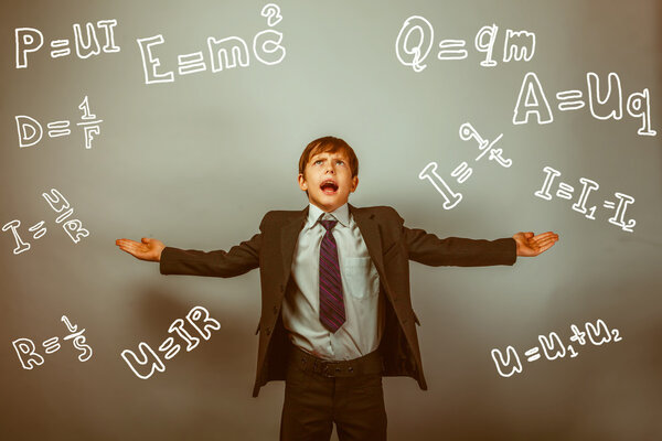 Ученый-подросток Раставит рука об руку с физикой формулы
