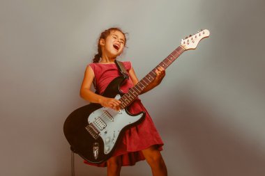 Kız Avrupa görünüm on yıl üzerinde mavi bir bac gitar çalmak