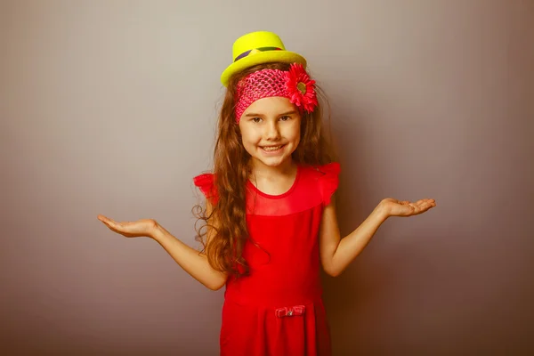 Chica europea apariencia pelo niño de siete años en un brillante — Foto de Stock