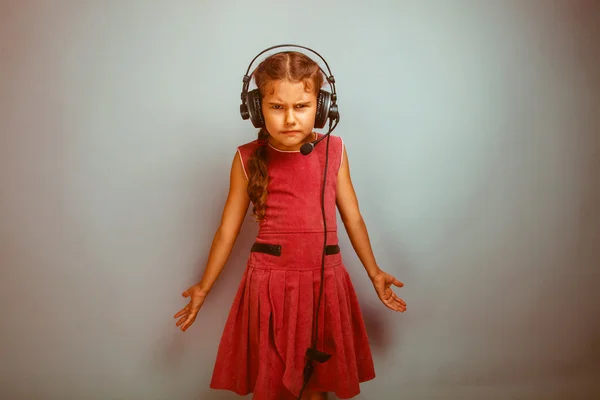 Dospívající dívka dítě nespokojený zlo v sluchátka mikrofon — Stock fotografie