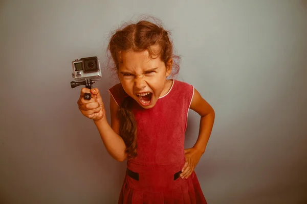 Adolescente ragazza bambino prende la sua cella gridando aperto la bocca gridoin — Foto Stock