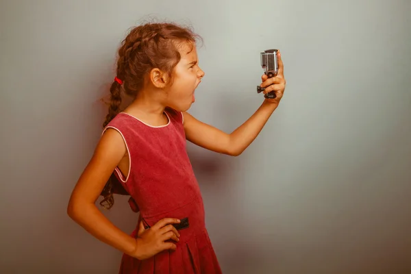 Дівчина-підліток стріляє себе в дію камери крик стоїть si — стокове фото