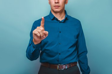 bir adam-ebilmek var olmak seen yarım suratlı bir parmağını gri bir arka plan üzerinde gösterir.