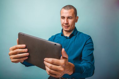 bir adam Avrupa görünüm otuz yıl tablet SMIL seyir