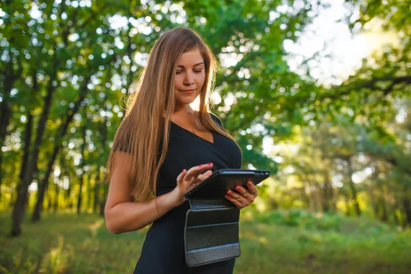 Girl European appearance young brown-haired woman in a black dre — Stockfoto