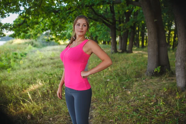 Girl European appearance young brown-haired woman in a pink shir — 图库照片