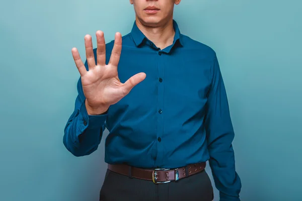 Um homem pode ser visto meia-face mostra a mão de 5 dedos em um b cinza — Fotografia de Stock