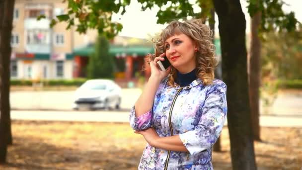 Volle dikke vrouw van middelbare leeftijd aan de telefoon in het park achter de auto's rijden Lifestyle — Stockvideo