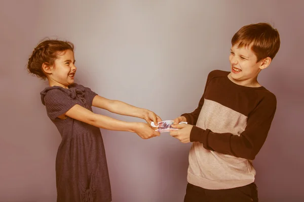 Teenage boy and girl holding money bills in his hands bleed each — Stock Photo, Image