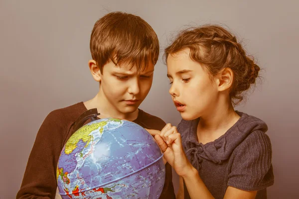 Ragazzo adolescente con una ragazza che guarda una ragazza globo aperto la bocca — Foto Stock