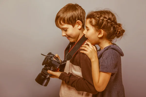 Dospívající chlapec s dívkou sledovat snímky ve fotoaparátu na g — Stock fotografie