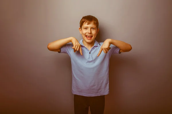 Teenager boy brown European appearance in blue t-shirt showing t — Stock Photo, Image